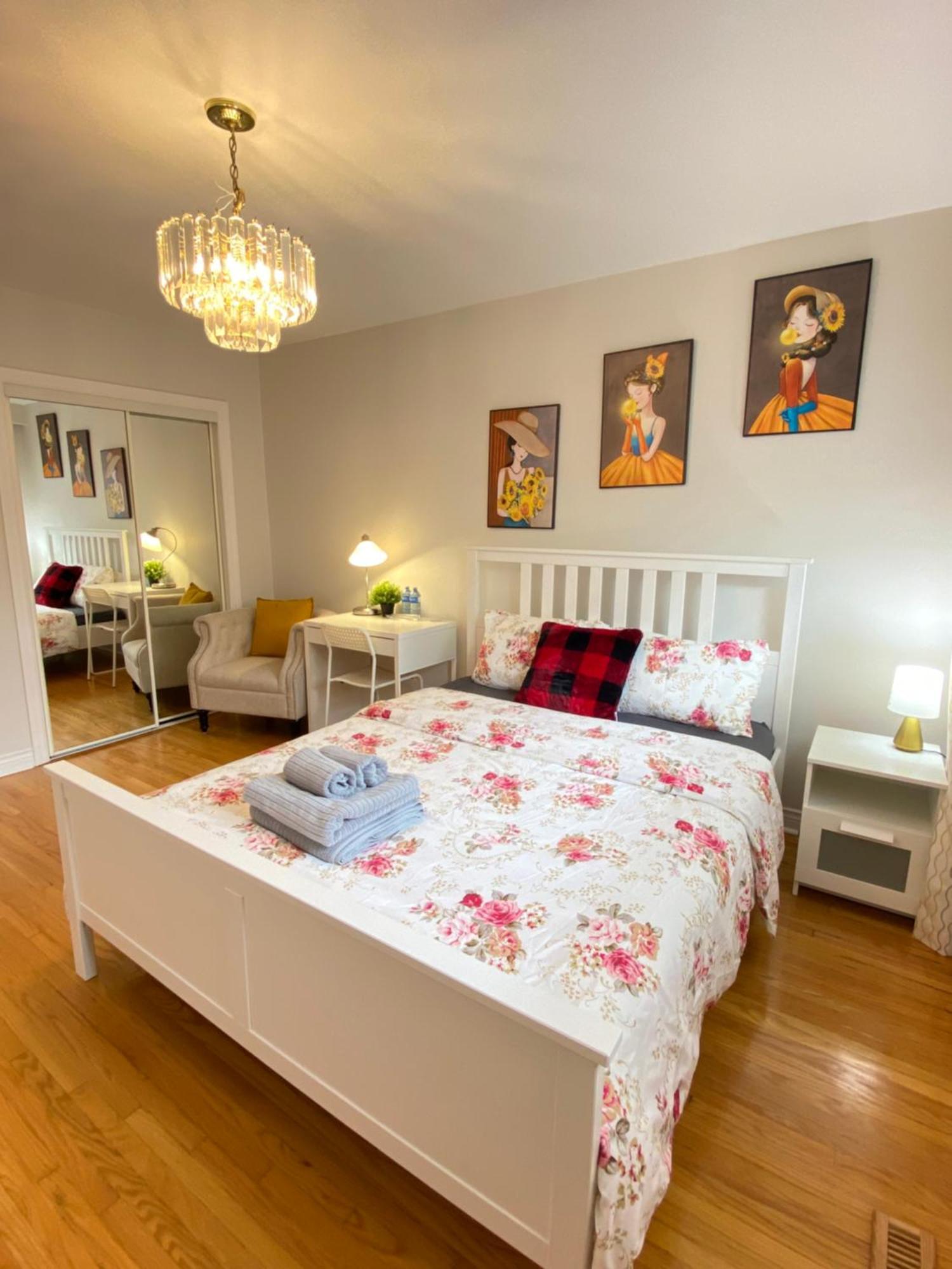 Sunny House - Main Floor, Free Parking, In Toronto Hotel Bagian luar foto